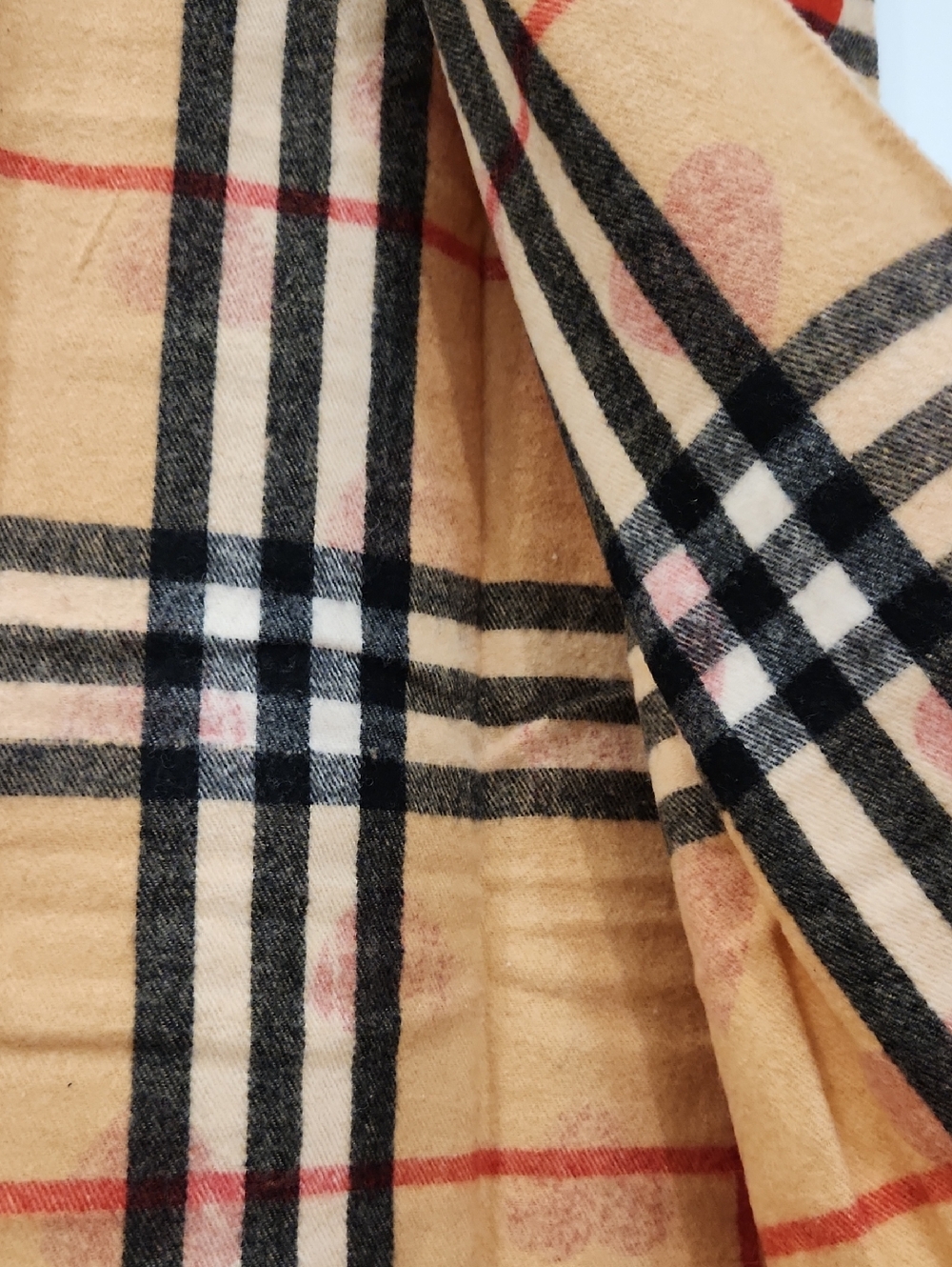 NWT Burberry style Women’s Tan Plaid Scarf with Red Heart Motif Not Burberry - Picture 6 of 6